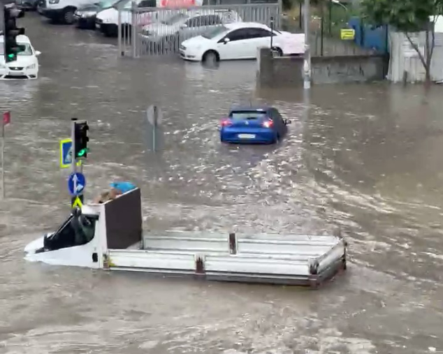 Son Dakika: İstanbul'da başlayan kuvvetli yağış sonrası Vali Gül'den uyarı: Su basma riski bulunan yerleri ivedi şekilde boşaltınız