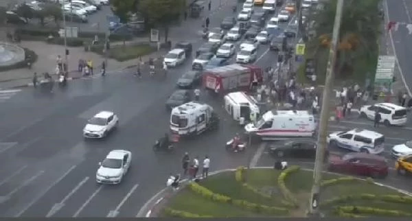 İstanbul'un göbeğinde korkutan kaza! Araçla çarpışan ambulans yan yattı