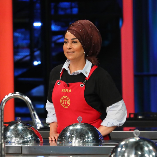 Abartılı makyajlarıyla tanınan MasterChef Esra, ilk kez doğal haliyle kamera karşısına geçti