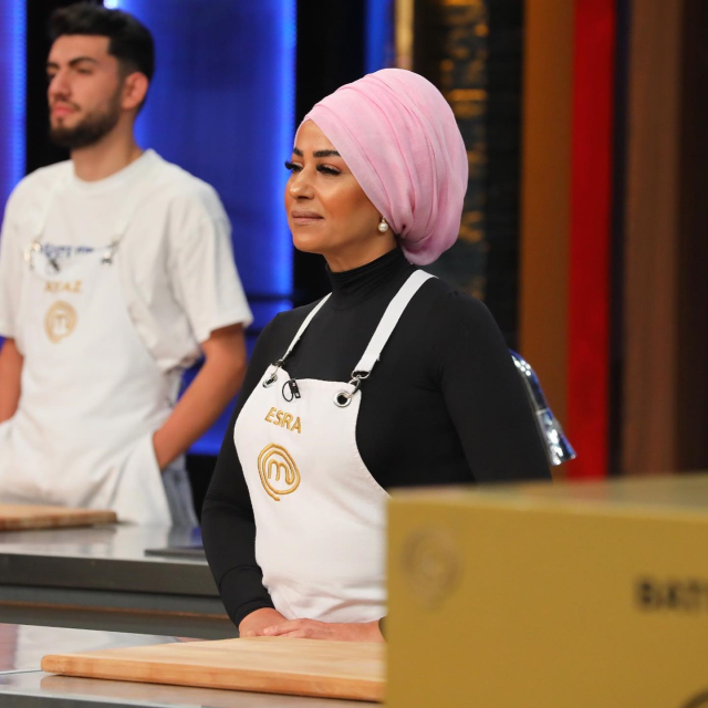 Abartılı makyajlarıyla tanınan MasterChef Esra, ilk kez doğal haliyle kamera karşısına geçti