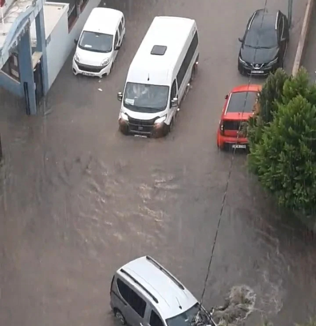 Sağanak bu kez Anadolu yakasını vurdu! İstanbul Pendik'te istinat duvarı işçi servisinin üzerine çöktü