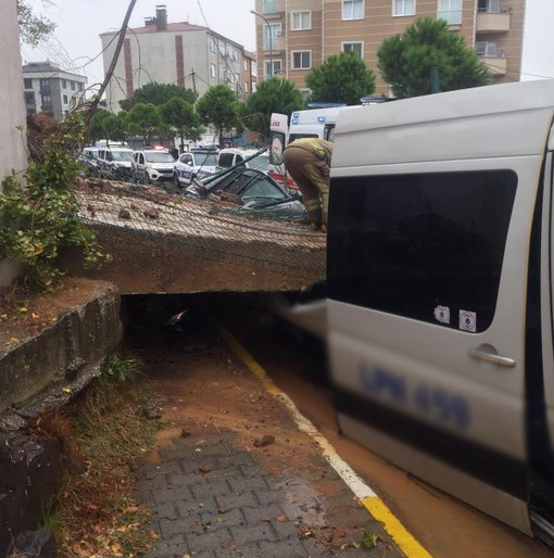 Sağanak bu kez Anadolu yakasını vurdu! İstanbul Pendik'te istinat duvarı işçi servisinin üzerine çöktü