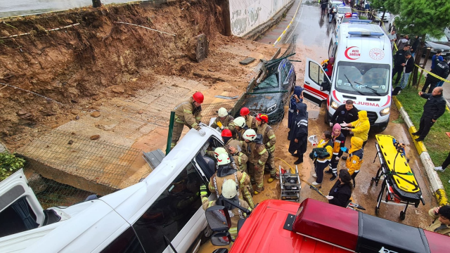 Sağanak bu kez Anadolu yakasını vurdu! İstanbul Pendik'te istinat duvarı işçi servisinin üzerine çöktü