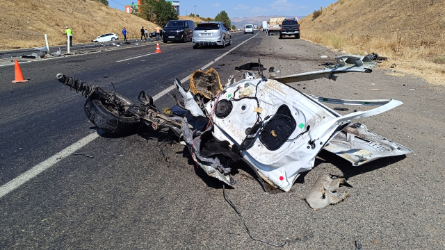 Kafa kafaya çarpışan otomobiller hurdaya döndü: 1 ölü, 2 yaralı