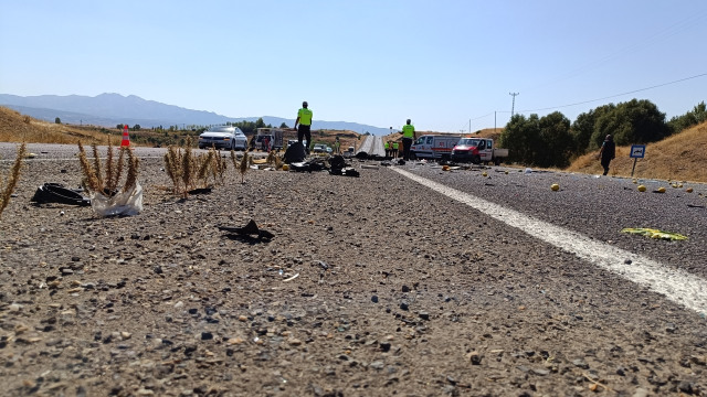 Kafa kafaya çarpışan otomobiller hurdaya döndü: 1 ölü, 2 yaralı