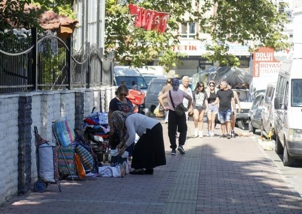 Nerede bu zabıtalar? Kaldırımı kendi malları gibi 17 bin 500 liraya kiraya veriyorlar