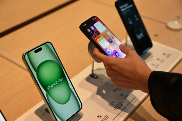 En düşük modeli 50 bin TL! iPhone 15 serisi için geceden sıraya girdiler