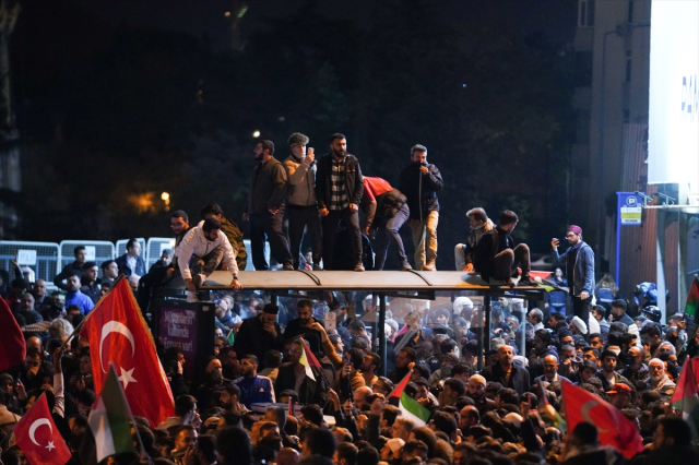 İsrail'e tepki göstermek için İstanbul'da sokağa inen vatandaşlar, korkulukları aşıp konsolosluğa girdi