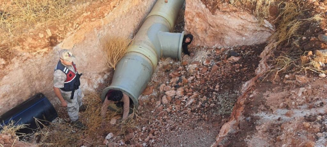 Kilis'te sulama borusunun içinde 3 göçmen yakalandı