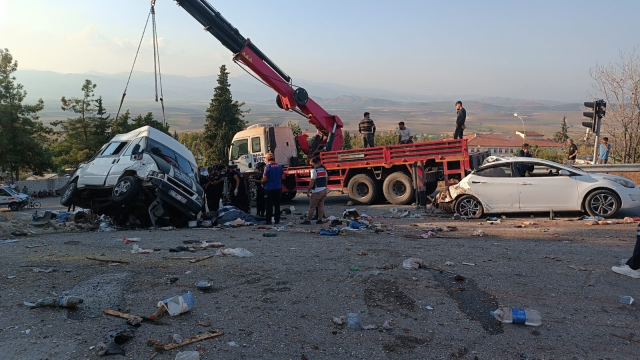 Gaziantep'te freni patlayan kamyon kırmızı ışıktaki araçlara çarptı: 5 ölü, 17 yaralı