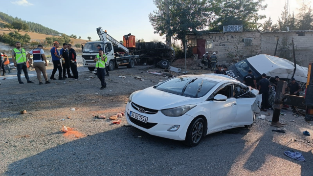 Gaziantep'te freni patlayan kamyon kırmızı ışıktaki araçlara çarptı: 5 ölü, 17 yaralı