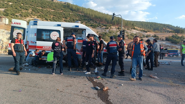 Gaziantep'te freni patlayan kamyon kırmızı ışıktaki araçlara çarptı: 5 ölü, 17 yaralı