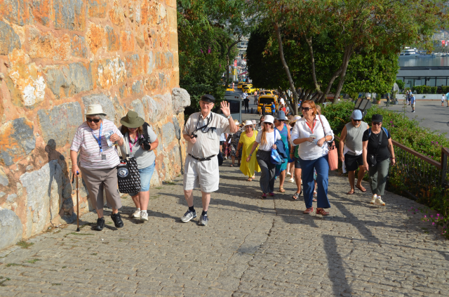 İsrail'deki gerginlikten kaçan dev gemi 2.542 yolcusuyla Alanya'ya geldi