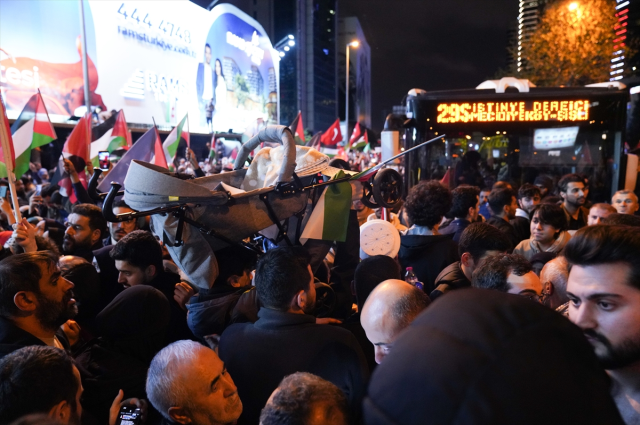 İstanbul'daki İsrail Başkonsolosluğu önünde protesto! Polis, kalabalığı dağıtmaya çalışıyor