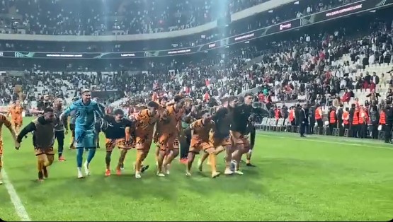 Beşiktaş taraftarından eşi benzeri görülmemiş hareket! Rakip takımı çağırıp üçlü çektirdiler