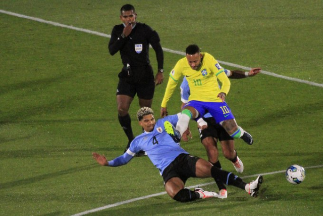 Belki de sezonu kapattı! Uruguay maçında sakatlanan Neymar, ameliyat olacak