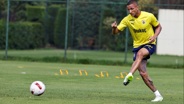 Fenerbahçe'nin yıldızı Rodrigo Becao bıçak altına yattı