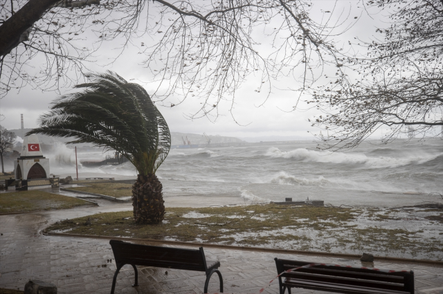 Türkiye'yi vuran fırtına nedeniyle Sinop ve Konya'da 2 kişi hayatını kaybetti