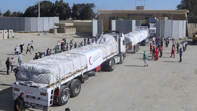 İsrail, yardım taşıyan kamyonların çalışması için Gazze'ye sınırlı miktarda yakıt girişine izin verecek