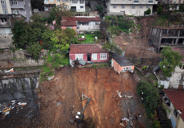 İstanbul'da fırtına can aldı! 1 kişi hayatını kaybetti, istinat duvarları çöktü, yollar göle döndü