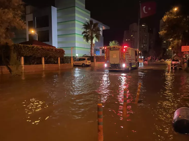 İzmir'de kuvvetli yağış ve fırtına nedeniyle denizle kara birleşti! Vatandaşlar araçlarının peşine düştü