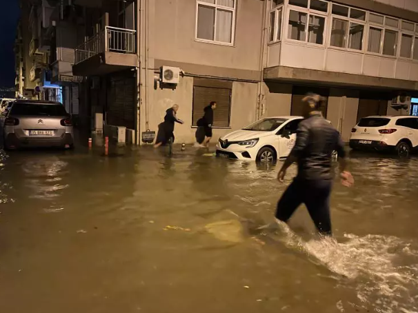 İzmir'de kuvvetli yağış ve fırtına nedeniyle denizle kara birleşti! Vatandaşlar araçlarının peşine düştü