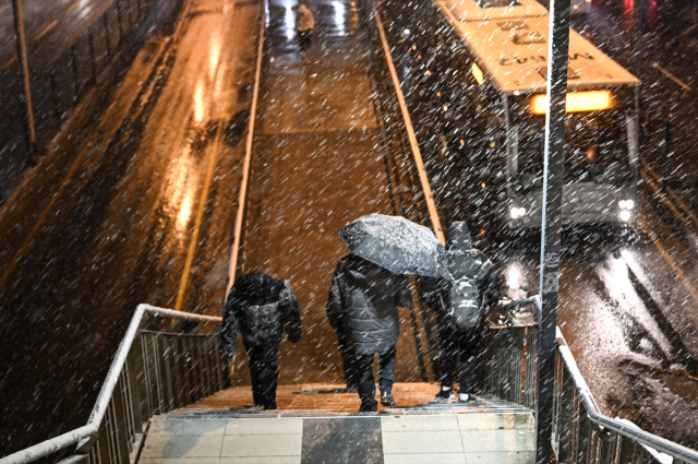 Okullar tatil edildi, evleri su bastı! Sağanak yağış, kar ve fırtına İstanbul'u yıktı geçti