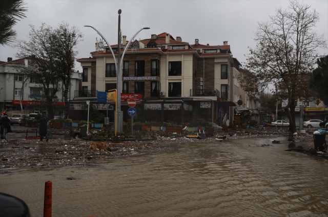 Okullar tatil edildi, evleri su bastı! Sağanak yağış, kar ve fırtına İstanbul'u yıktı geçti