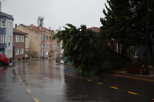 Okullar tatil edildi, evleri su bastı! Sağanak yağış, kar ve fırtına İstanbul'u yıktı geçti