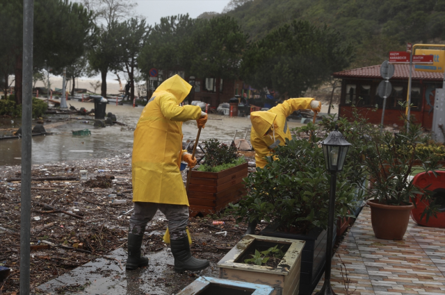 Okullar tatil edildi, evleri su bastı! Sağanak yağış, kar ve fırtına İstanbul'u yıktı geçti