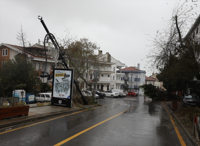 Okullar tatil edildi, evleri su bastı! Sağanak yağış, kar ve fırtına İstanbul'u yıktı geçti