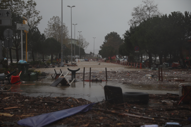 Okullar tatil edildi, evleri su bastı! Sağanak yağış, kar ve fırtına İstanbul'u yıktı geçti