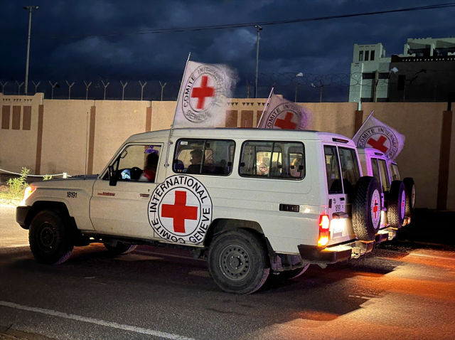 Geçici ateşkesin 5. gününde rehine takası başladı! Hamas, 10 esiri Kızılhaç'a teslim etti