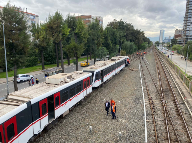 İzmir'de raydan çıkan metro, peron duvarına çarptı