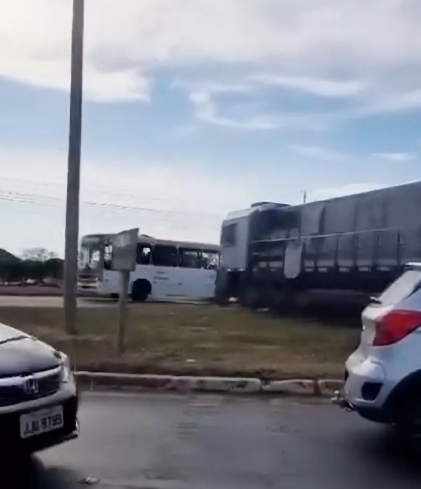 Otobüsten düştükten sonra trenin altında kalan genç kadın feci şekilde can verdi