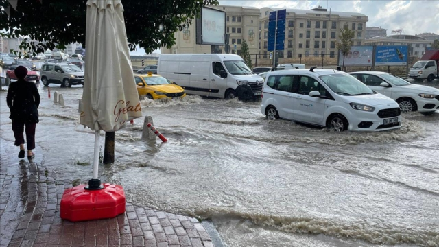 Meteoroloji'den aralarında İstanbul, Ankara ve İzmir'in de olduğu 72 il için sarı ve turuncu kodlu uyarı