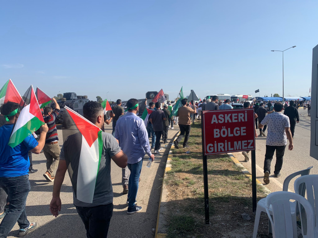 İsrail'i protesto etmek için İncirlik Hava Üssü'ne girmeye çalışan kalabalığa polisten sert müdahale