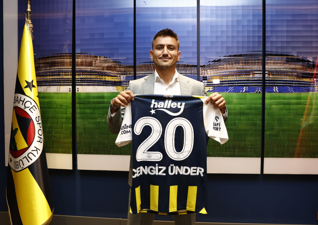 Fenerbahçe'nin yıldızı Cengiz Ünder, yeni aşkı güzel fenomen ile ilk kez görüntülendi