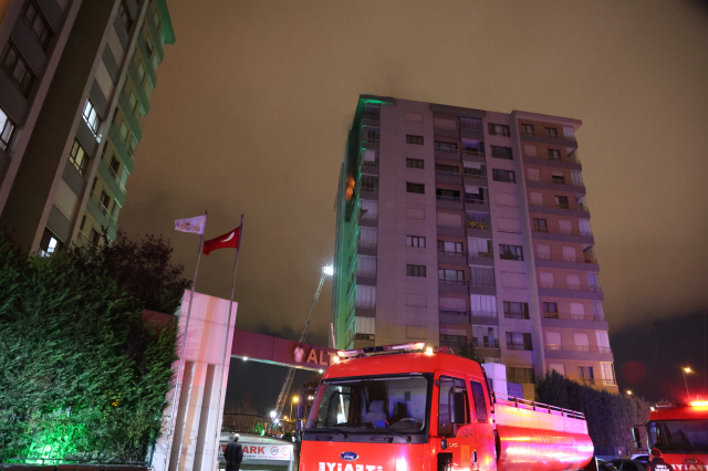 Konya'da apartmanda çıkan yangında eski bakan Lütfi Elvan'ın annesi dumandan etkilendi