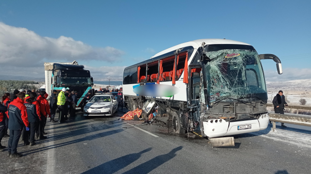 Yolcu otobüsü park halindeki tıra çarptı! Ölü ve yaralılar var