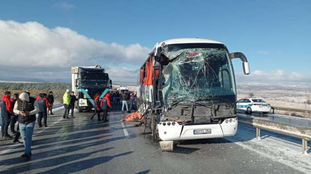 Yolcu otobüsü park halindeki tıra çarptı! Ölü ve yaralılar var