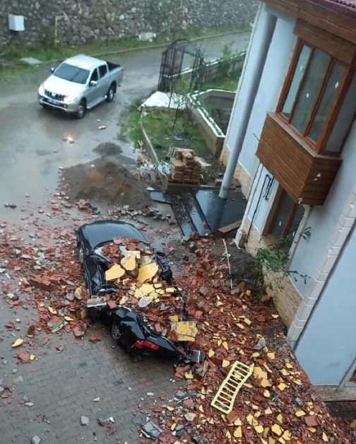 Zonguldak'ta fırtınanın etkisiyle karaya çarpan kuru yük gemisi ikiye bölündü