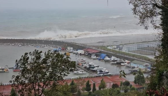 Zonguldak'ta fırtınanın etkisiyle karaya çarpan kuru yük gemisi ikiye bölündü