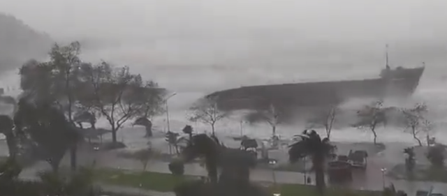 Zonguldak'ta fırtınanın etkisiyle karaya çarpan kuru yük gemisi ikiye bölündü