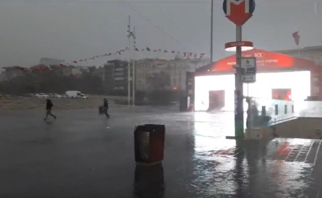 İstanbul'da sağanak yağış ve fırtına! Çatılar uçtu, vatandaşlar zor anlar yaşadı