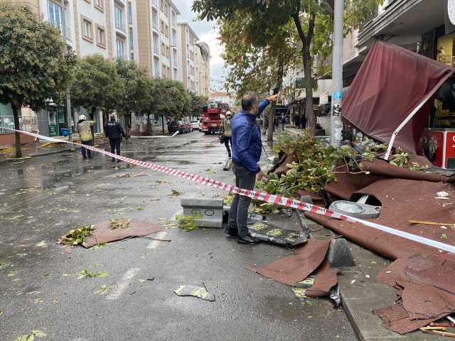 İstanbul'da sağanak yağış ve fırtına! Çatılar uçtu, vatandaşlar zor anlar yaşadı