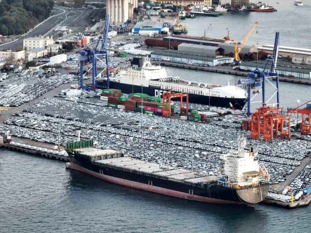 Binlercesi Haydarpaşa Limanı'nda! İkinci el araç fiyatlarını daha da düşürecek görüntü