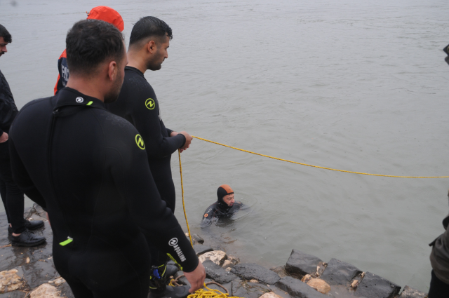 2 kız kardeş Dicle Nehri'ne atladı! Biri kurtarıldı, diğeri ise aranıyor