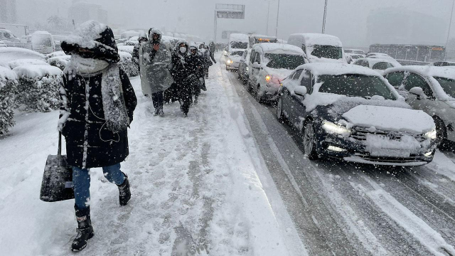 Bere, eldiven dolapta ne varsa çıkarın! İstanbul'un yüksek kesimlerinde pazar günü kar yağışı bekleniyor