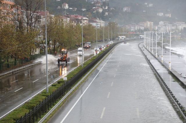 Hopa-Kemalpaşa arasındaki Karadeniz Sahil Yolu göle döndü